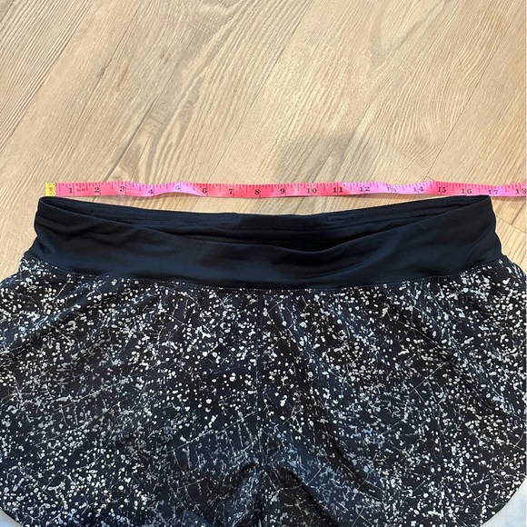 Lululemon *Rare* Find Your Pace Short 3" *Lined
Crinkle Dust Reflective size 10 - Picture 7 of 9